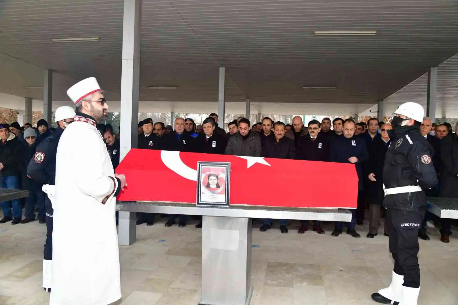 Kocası tarafından öldürülen kadın polis, Malatya'da defnedildi
