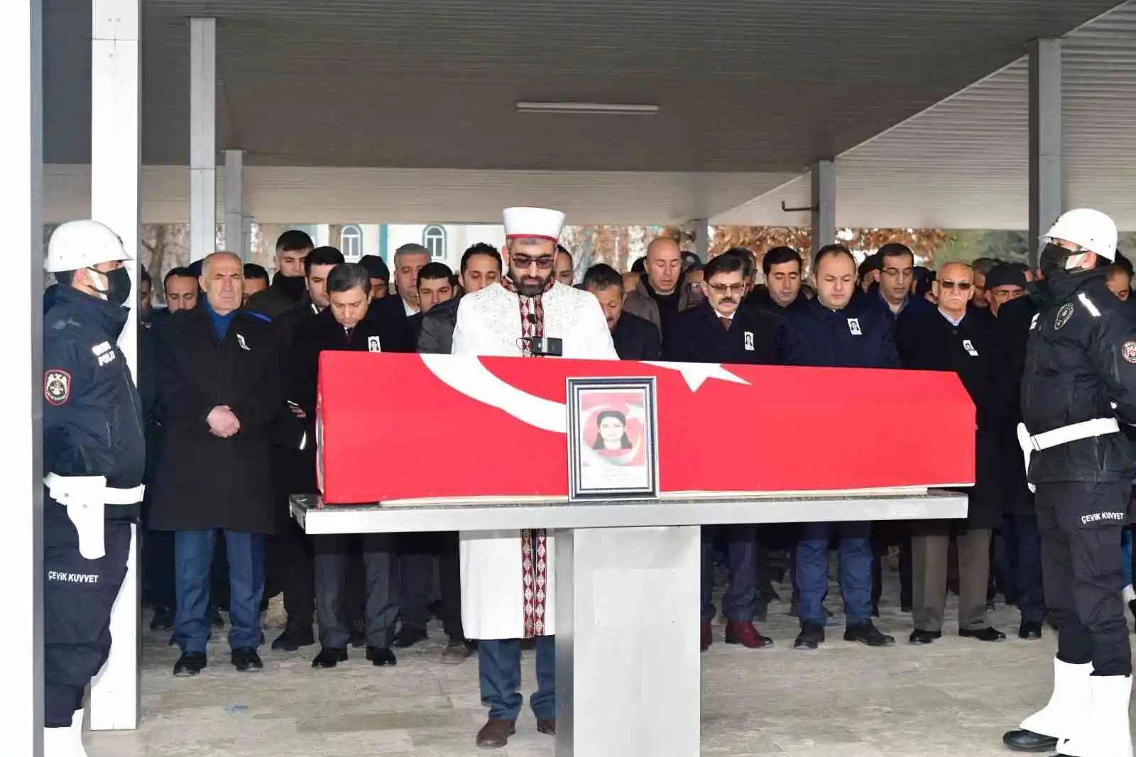 Kocası tarafından öldürülen kadın polis, Malatya’da defnedildi
