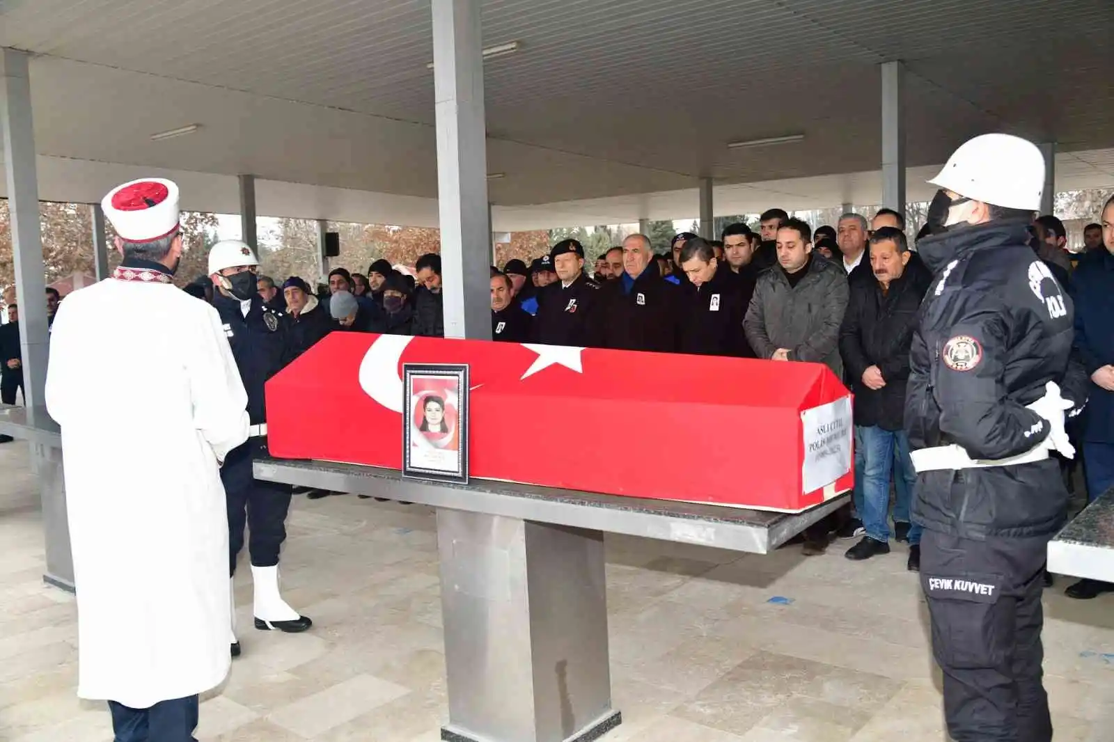 Kocası tarafından öldürülen kadın polis, Malatya’da defnedildi
