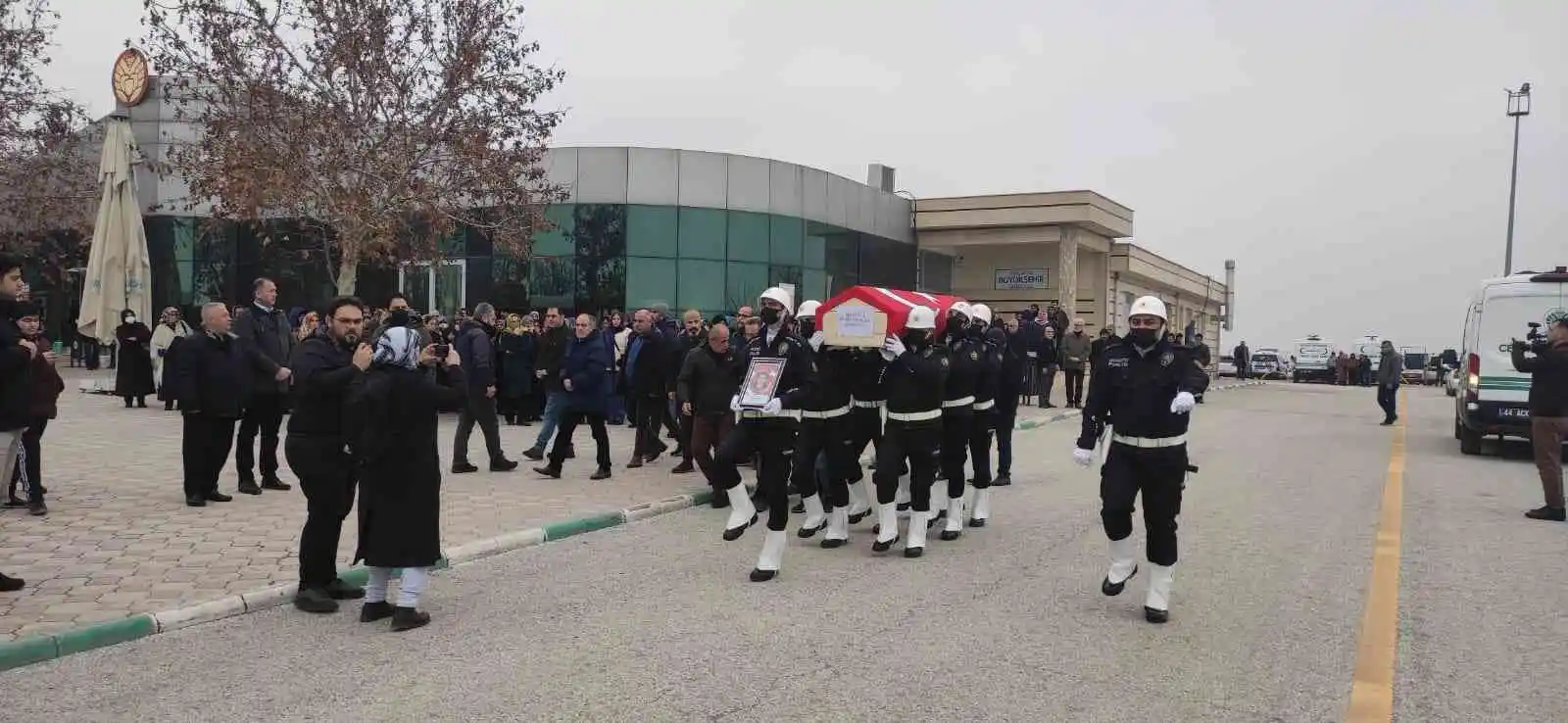 Kocası tarafından öldürülen kadın polis, Malatya’da defnedildi
