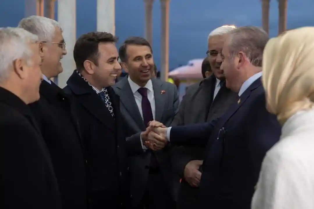Konferans için Cezayir'e gitti