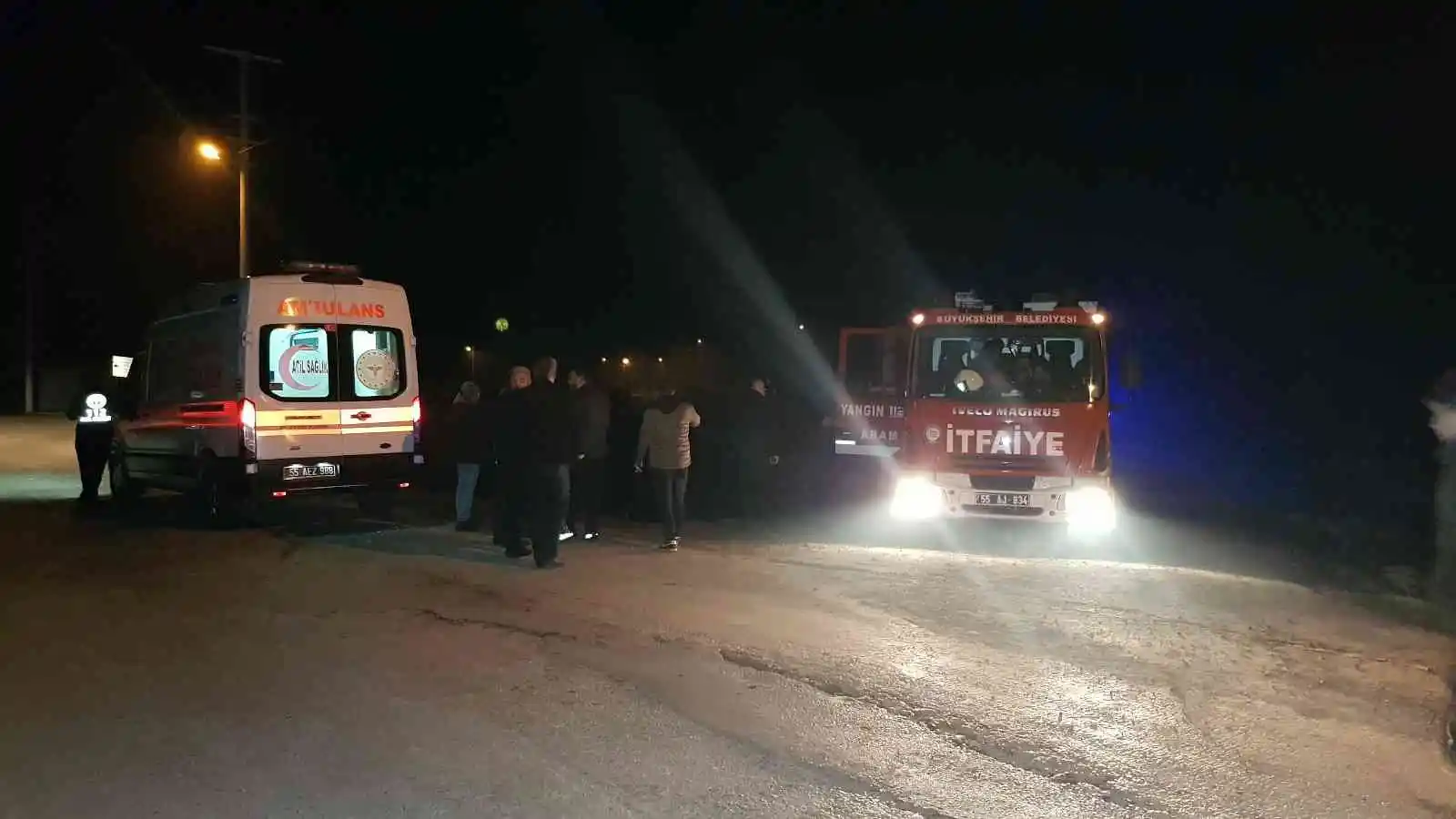 Kontrolden çıkan minibüs su kanalına devrildi: 4 yaralı