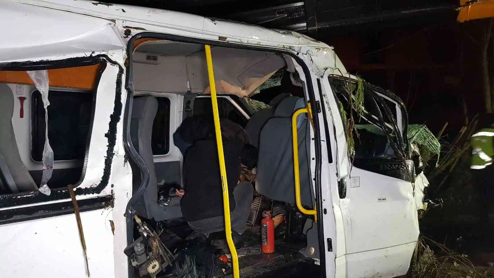 Kontrolden çıkan minibüs su kanalına devrildi: 4 yaralı