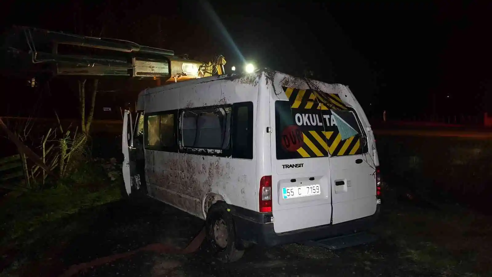 Kontrolden çıkan minibüs su kanalına devrildi: 4 yaralı