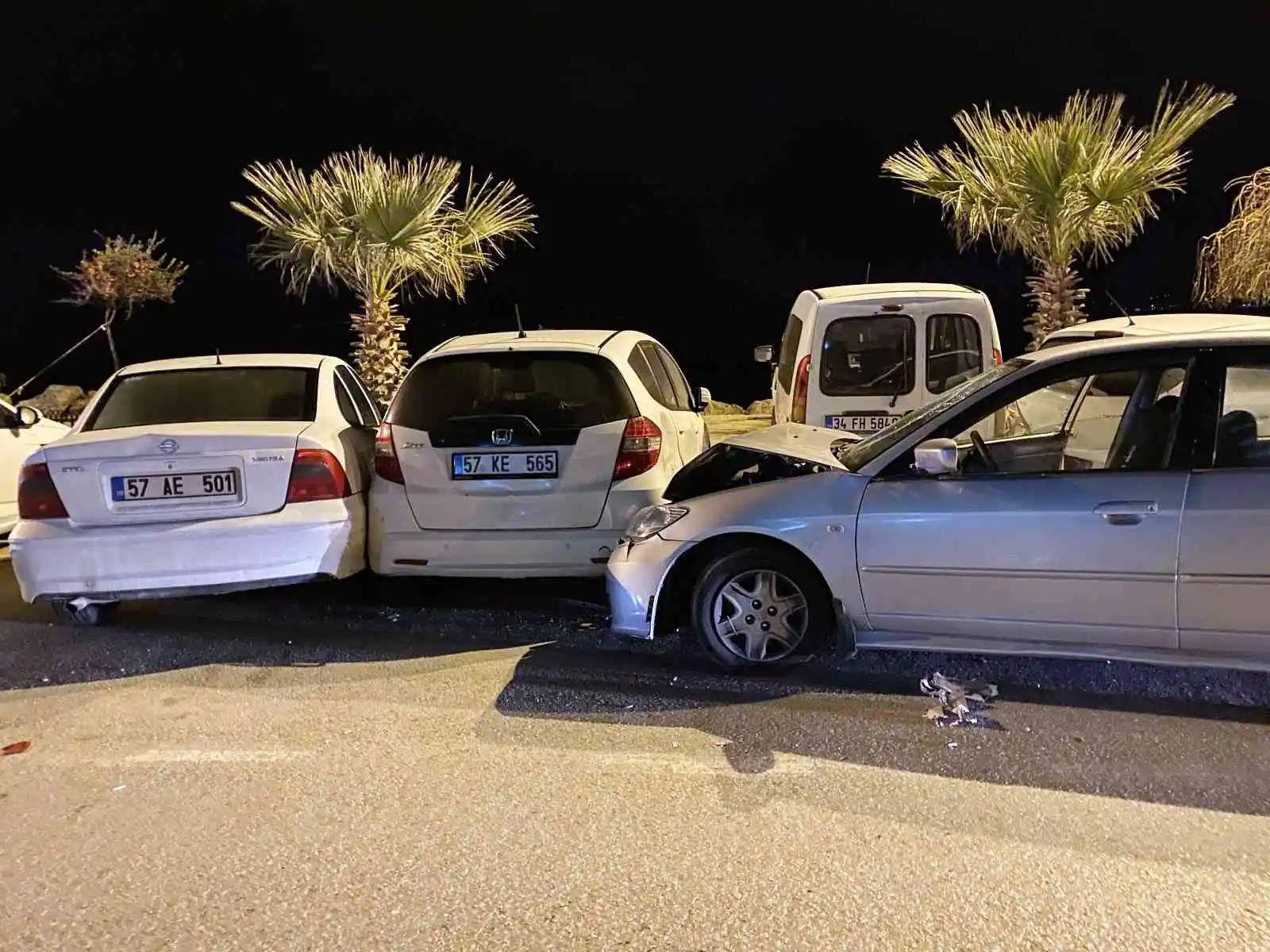 Kontrolden çıkıp virajı alamayan otomobil 4 aracı biçti