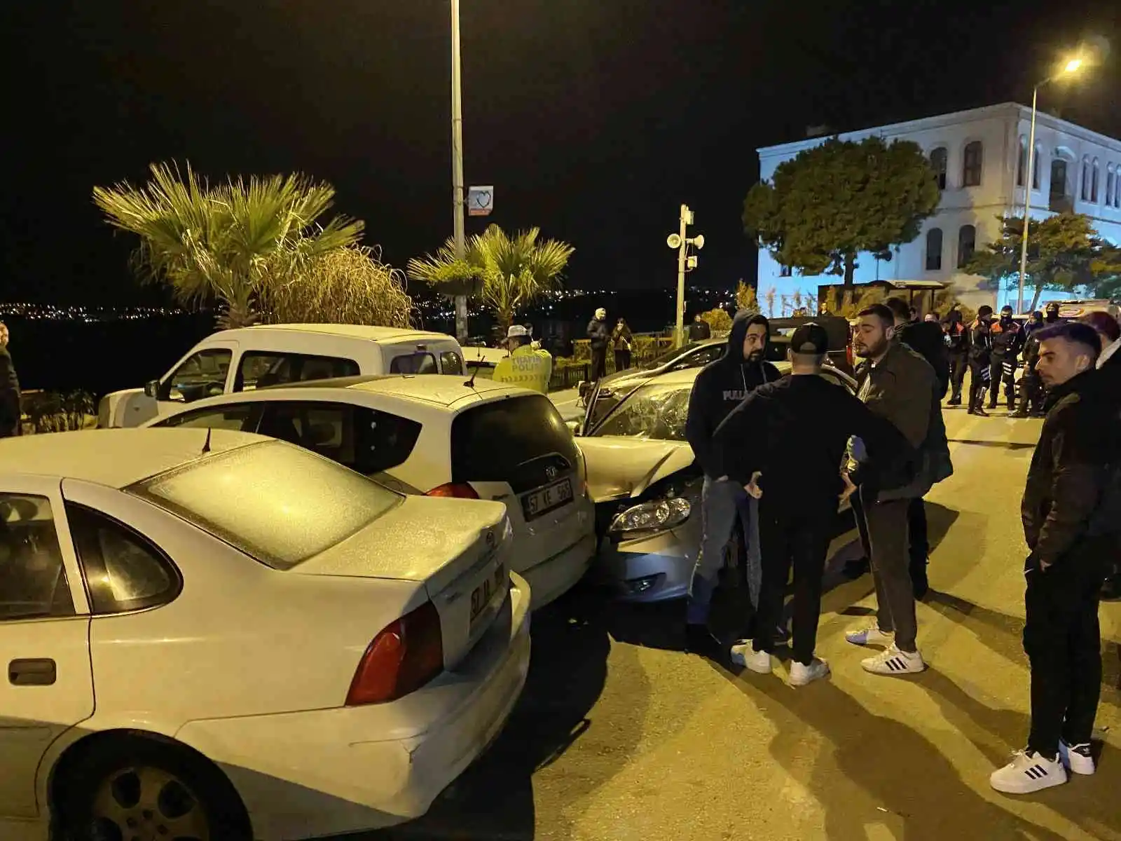Kontrolden çıkıp virajı alamayan otomobil 4 aracı biçti