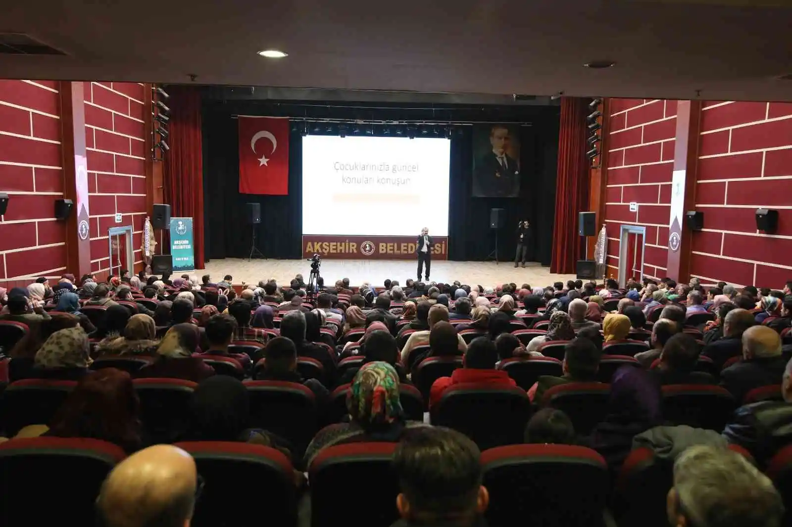 Konya Büyükşehir ilçelerdeki Şehir Konferanslarında sevilen isimleri Konyalılarla buluşturuyor
