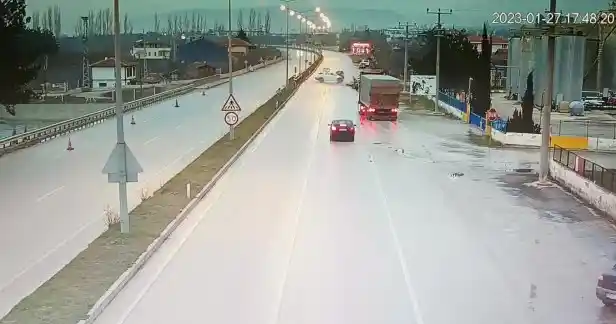Köprü korkuluğuna çarpan araç savruldu, kaza anı kameraya yansıdı