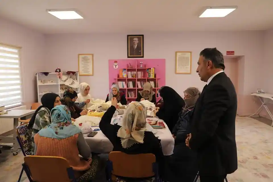 Köylerin kalbi olan Köy Yaşam Merkezleri Bayburtlu kadınlara hem eğitim yuvası oldu hem de gelir kapısı
