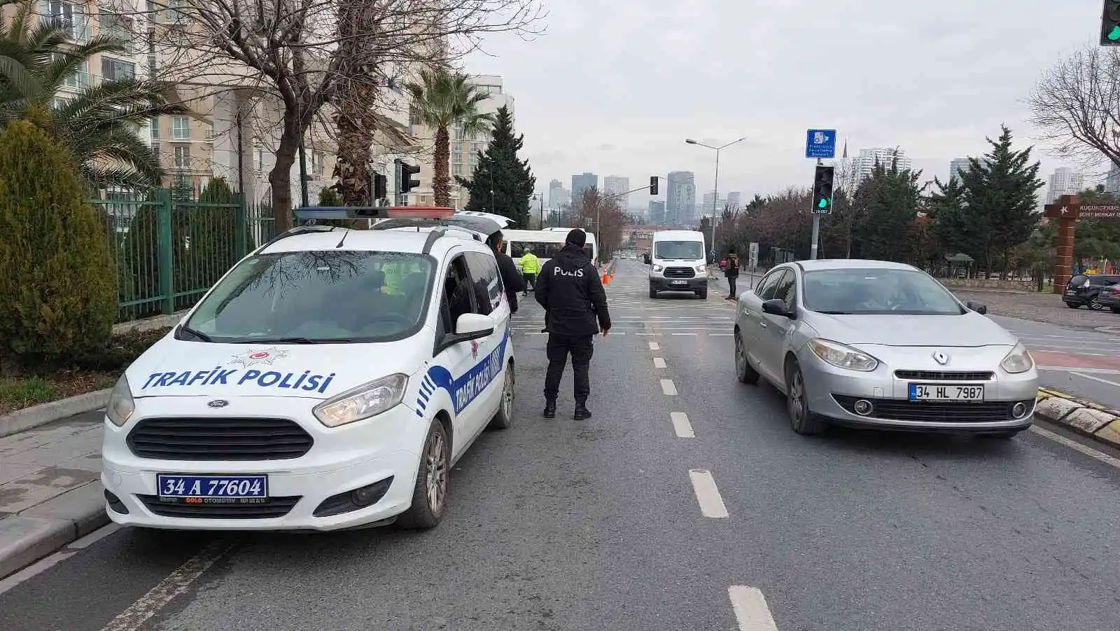 Küçükçekmece’de asayiş uygulamasında sürücülere ceza yağdı
