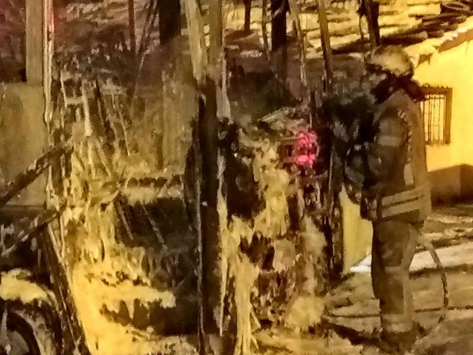 Küçükçekmece’de park halindeki 2 minibüste yangın çıktı