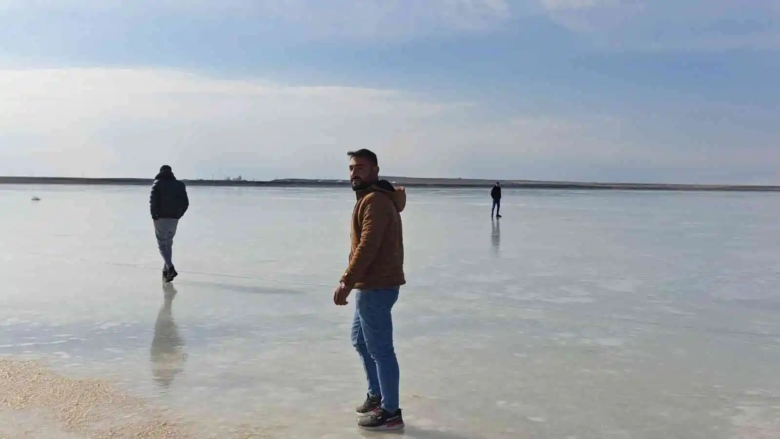 ‘Kuş Cenneti’ Arin Gölü dondu