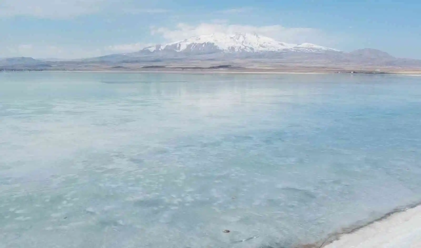 ‘Kuş Cenneti’ Arin Gölü dondu