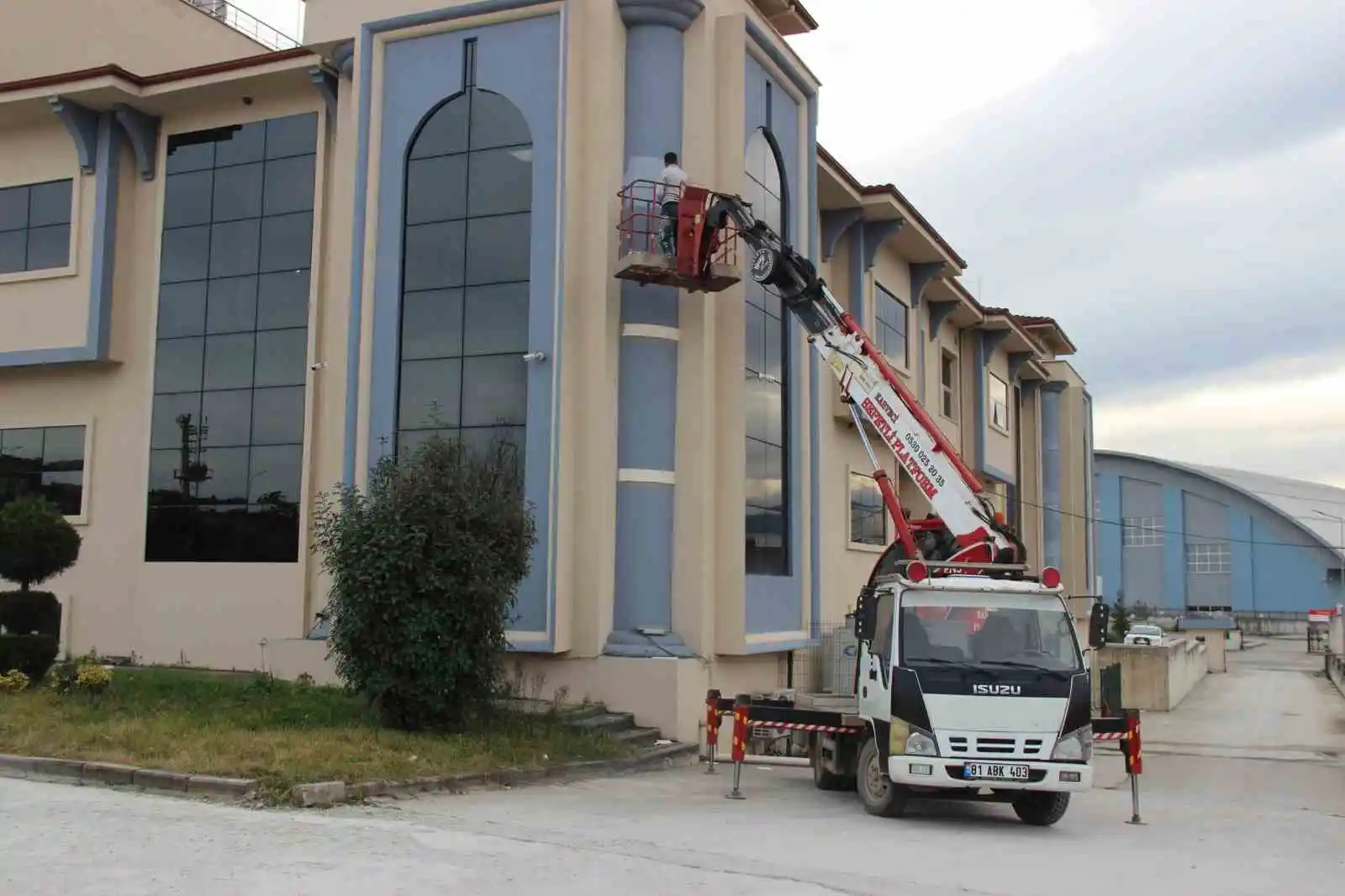 Kuşlar göç etti, bina boyandı