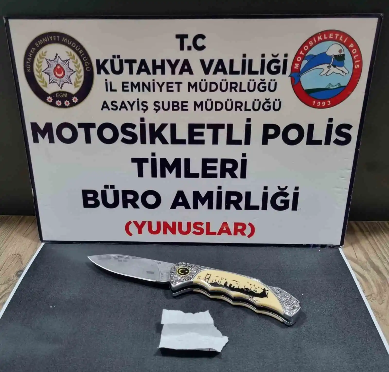 Kütahya'da bir kişinin üzerinde uyuşturucu madde ve kesici alet bulundu