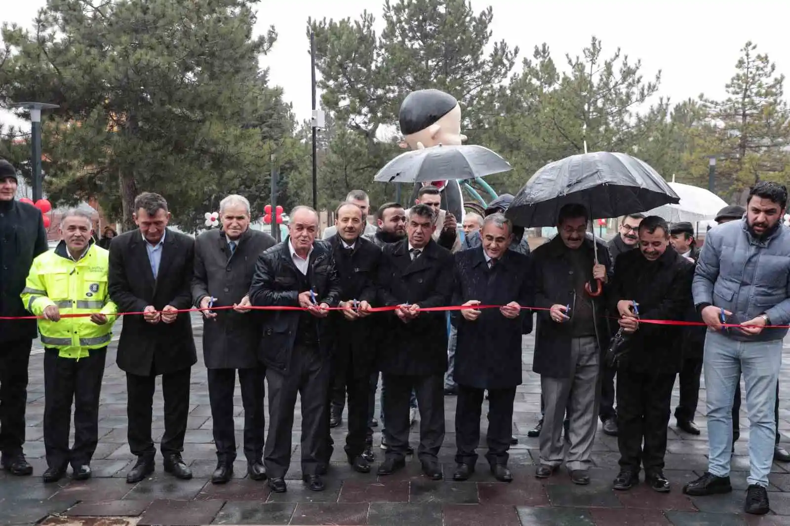Kütahya'da İsmail Hakkı Uzunçarşılı ve Gültepe parkları halkın hizmetine sunuldu