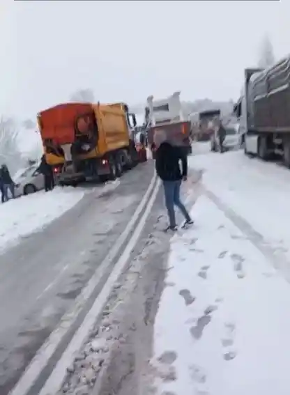 Kütahya'da kar yağışı etkili oldu, trafikte aksamalar yaşandı