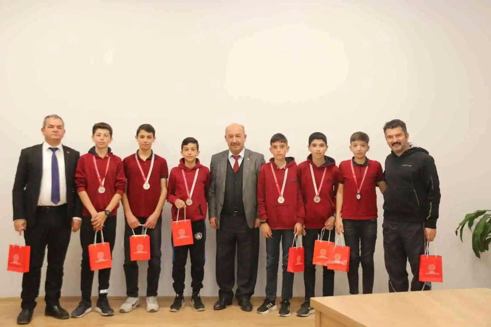 Kütahya’dan iki okul takımı Kros Türkiye Şampiyonası’na katılma hakkı kazandı