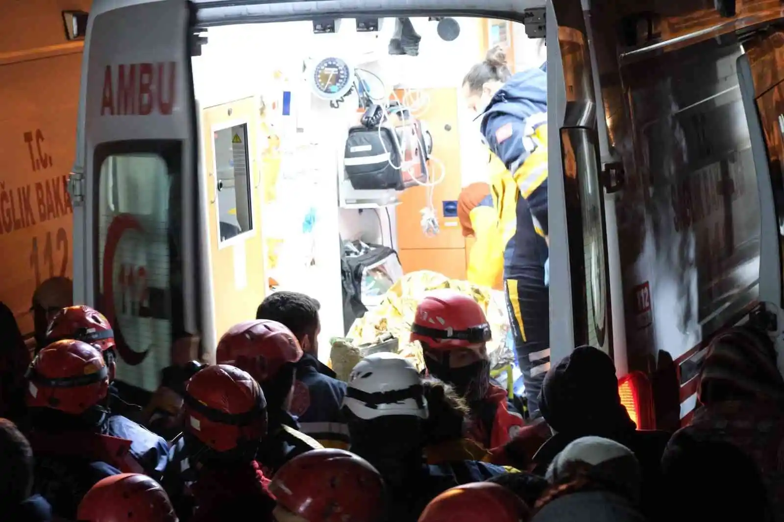 Kuyuya düşen baba-oğuldan acı haber: Cansız bedenler 20 metre derinlikten 10 saat sonra çıkarıldı