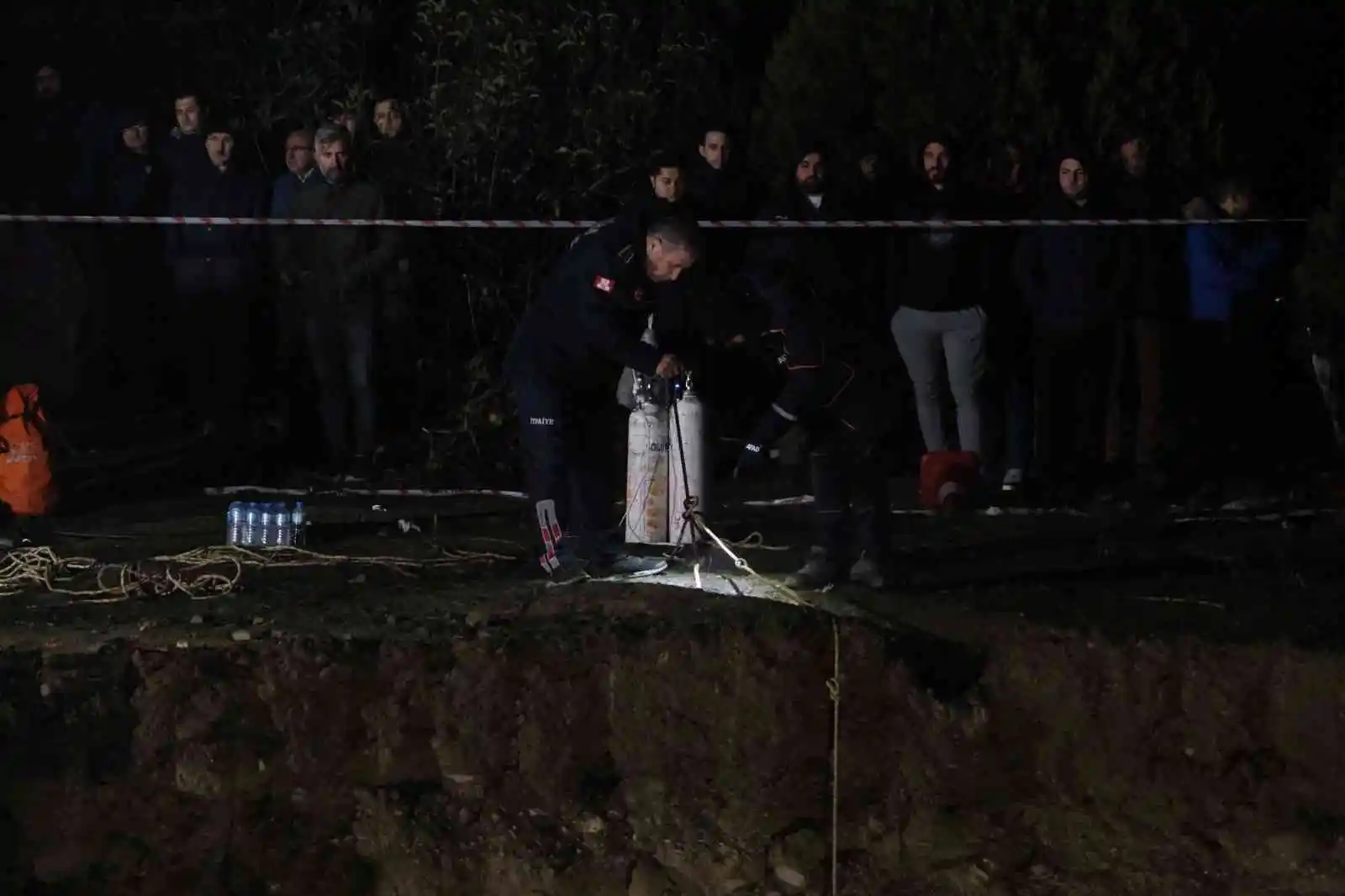 Kuyuya düşen baba-oğuldan acı haber: Cansız bedenler 20 metre derinlikten 10 saat sonra çıkarıldı