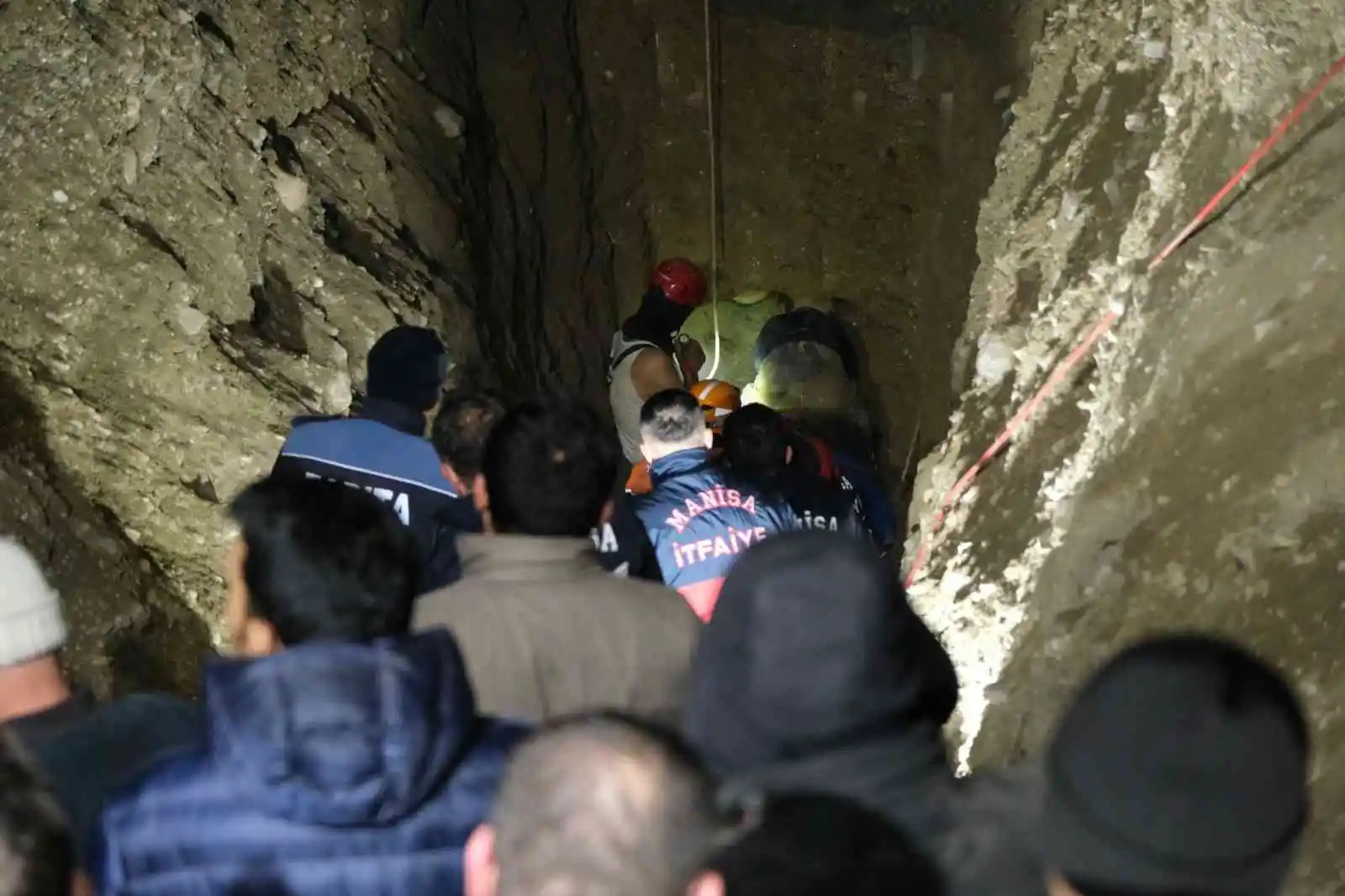 Kuyuya düşen baba-oğuldan acı haber: Cansız bedenler 20 metre derinlikten 10 saat sonra çıkarıldı