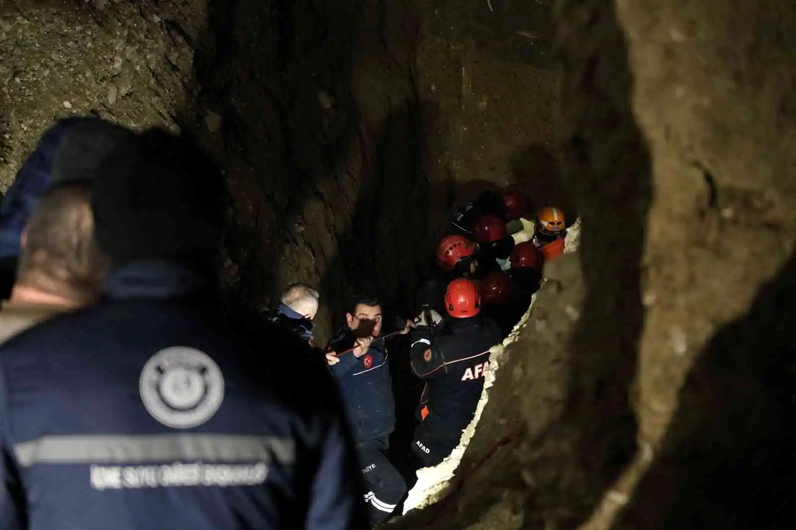 Kuyuya düşen baba-oğuldan acı haber: Cansız bedenler 20 metre derinlikten 10 saat sonra çıkarıldı