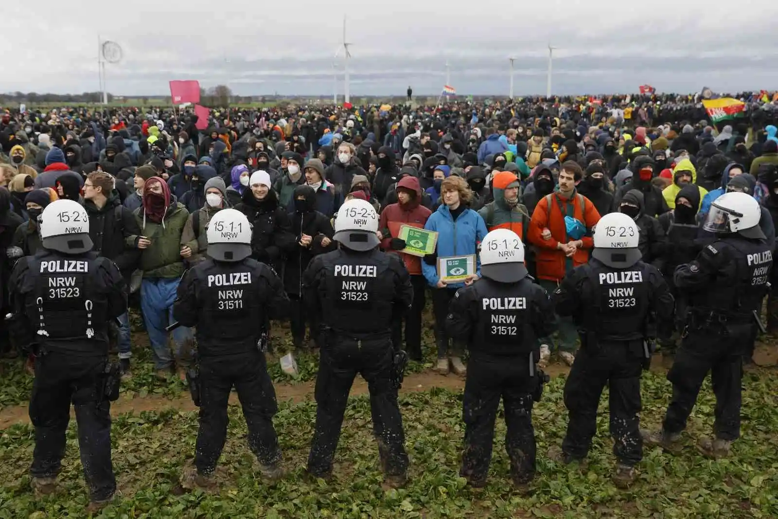 Lützerath köyündeki protestolarda Alman polisine "çamur" engeli