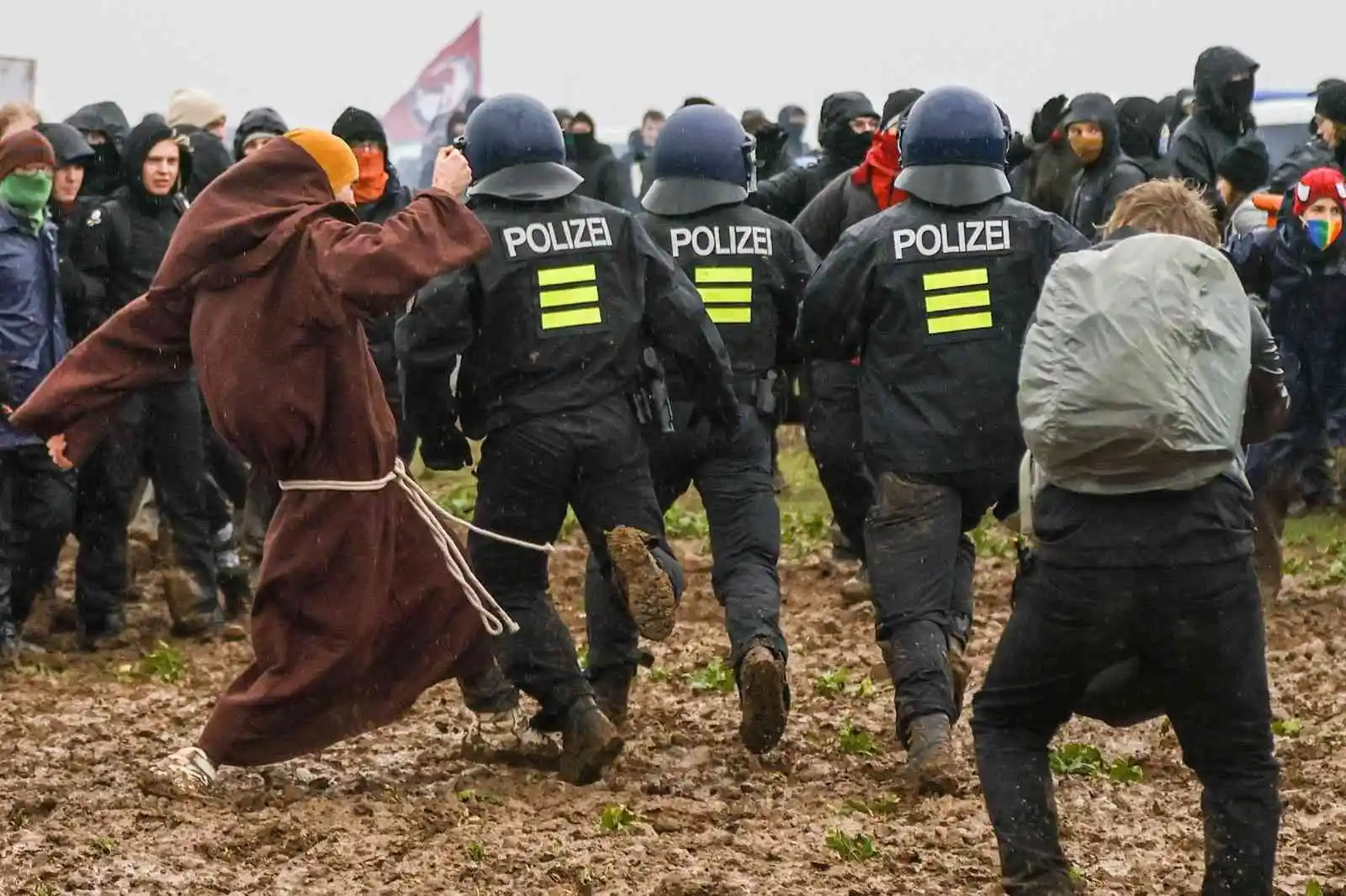Lützerath köyündeki protestolarda Alman polisine “çamur” engeli