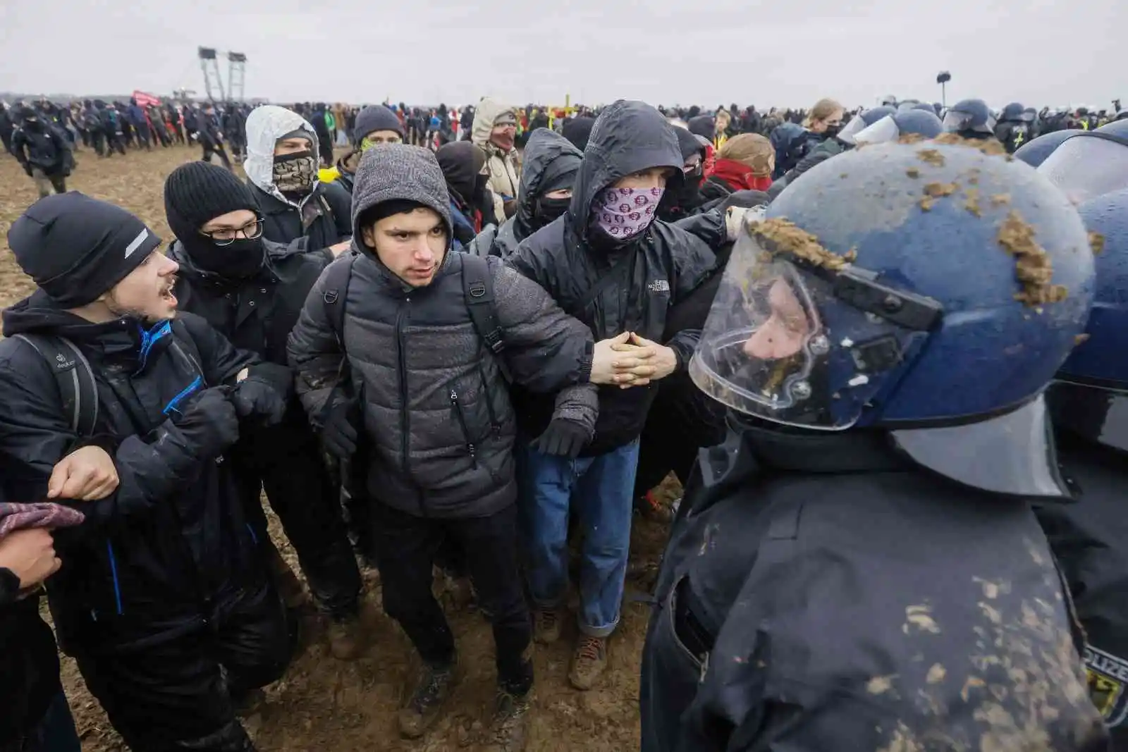 Lützerath köyündeki protestolarda Alman polisine “çamur” engeli