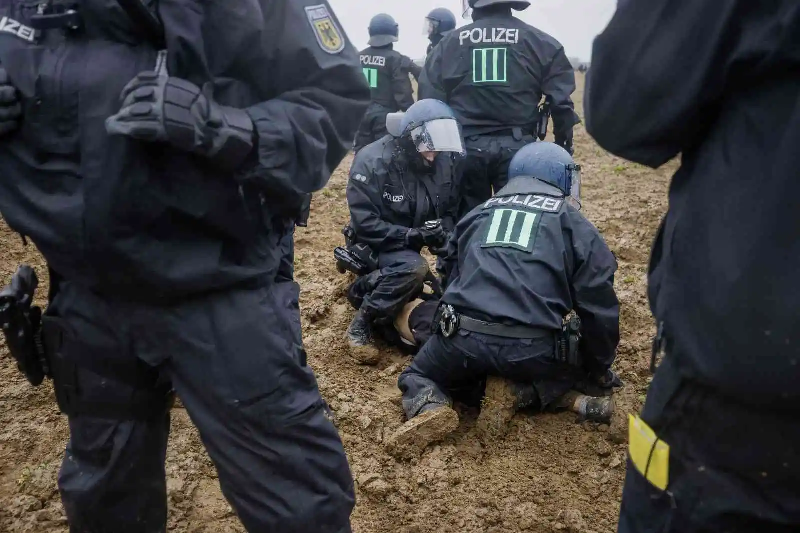 Lützerath köyündeki protestolarda Alman polisine “çamur” engeli