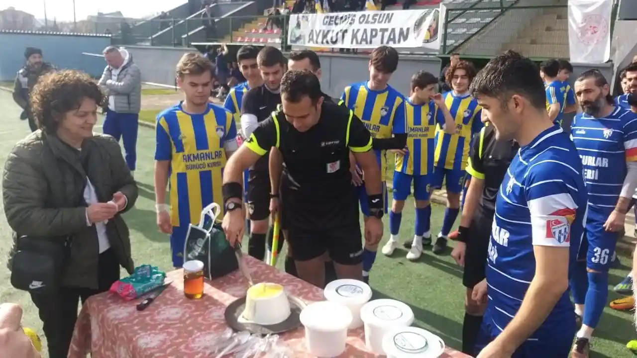 Maça çıkan takımlara ballı manda yoğurdu yedirdiler
