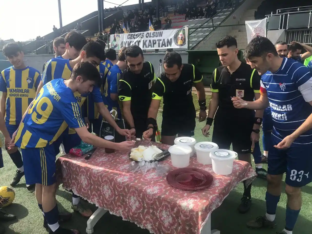 Maça çıkan takımlara ballı manda yoğurdu yedirdiler