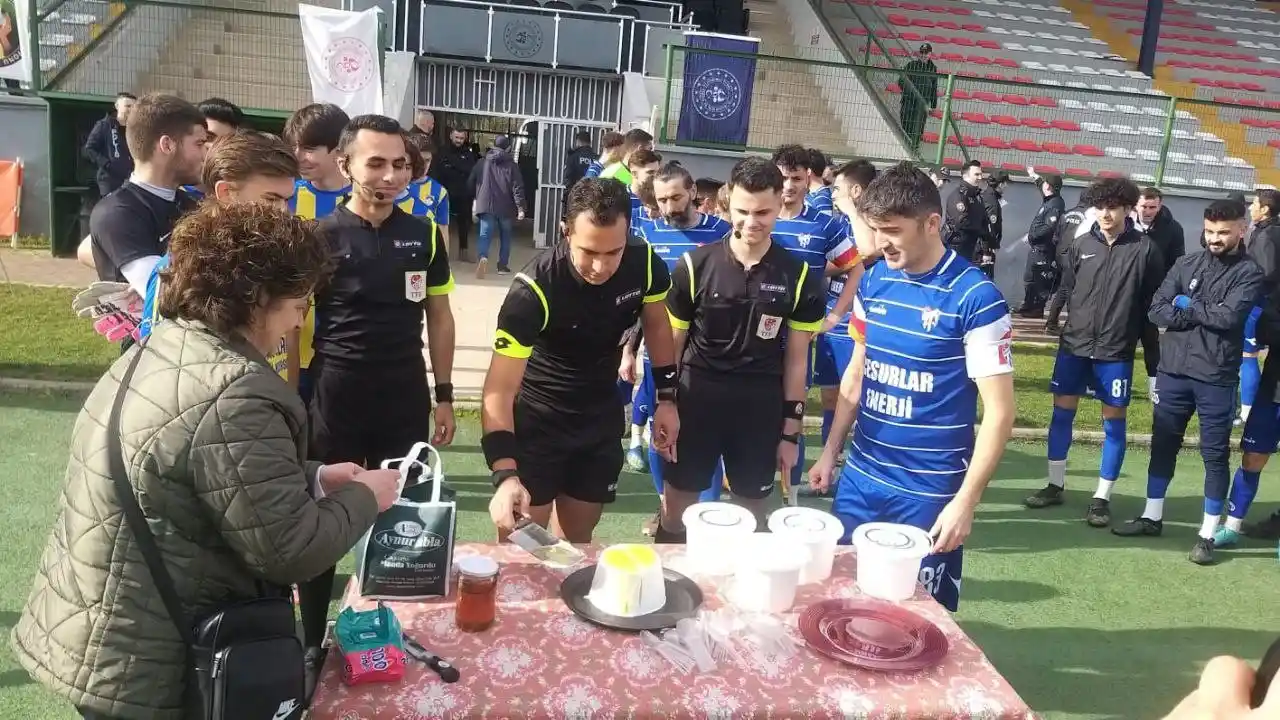 Maça çıkan takımlara ballı manda yoğurdu yedirdiler