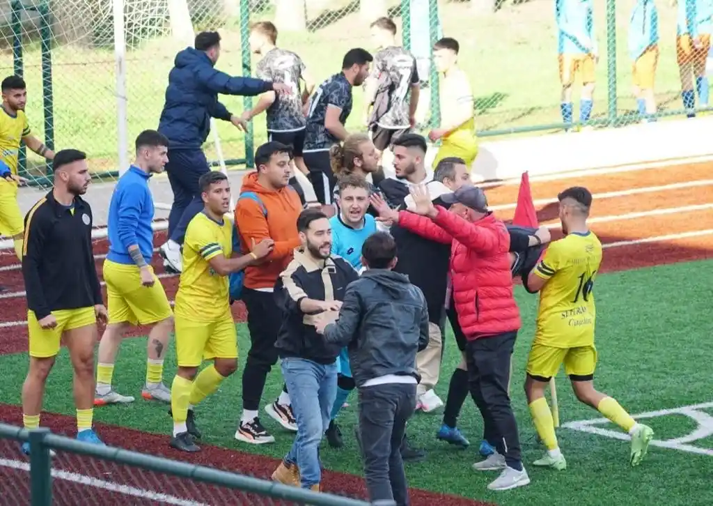 Maçtan sonra saha karıştı, taraftarlar sahaya girdi