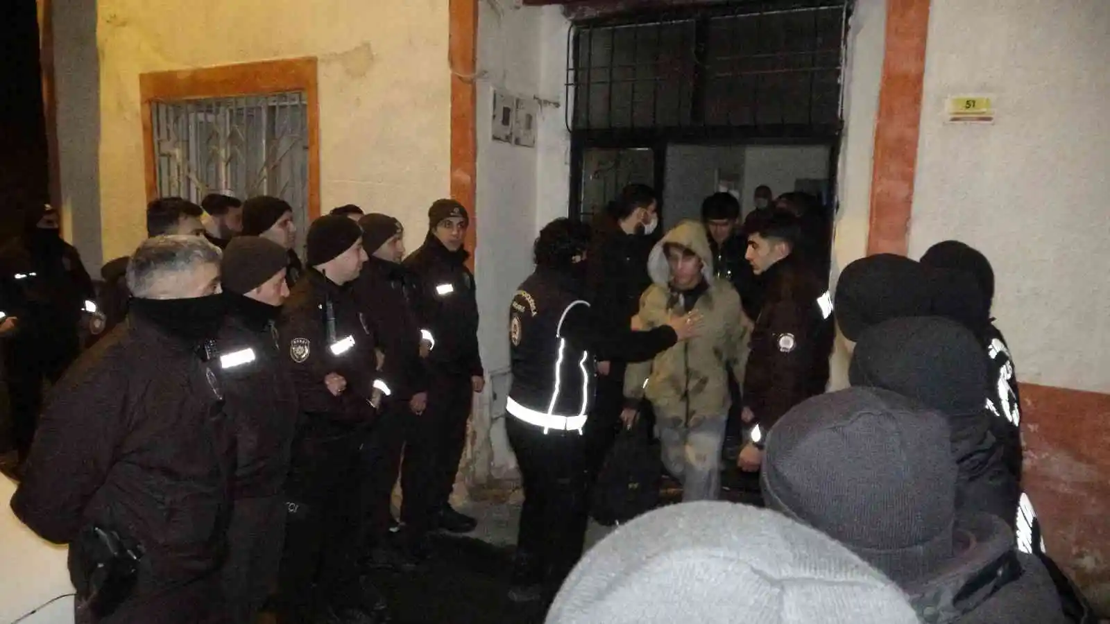 Malatya’da bir evde 35 düzensiz göçmen yakalandı