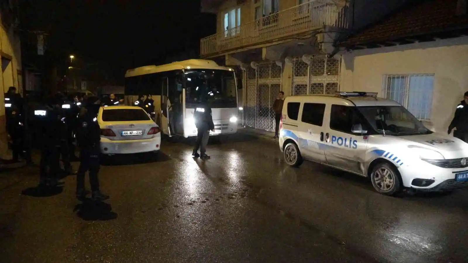 Malatya’da bir evde 35 düzensiz göçmen yakalandı