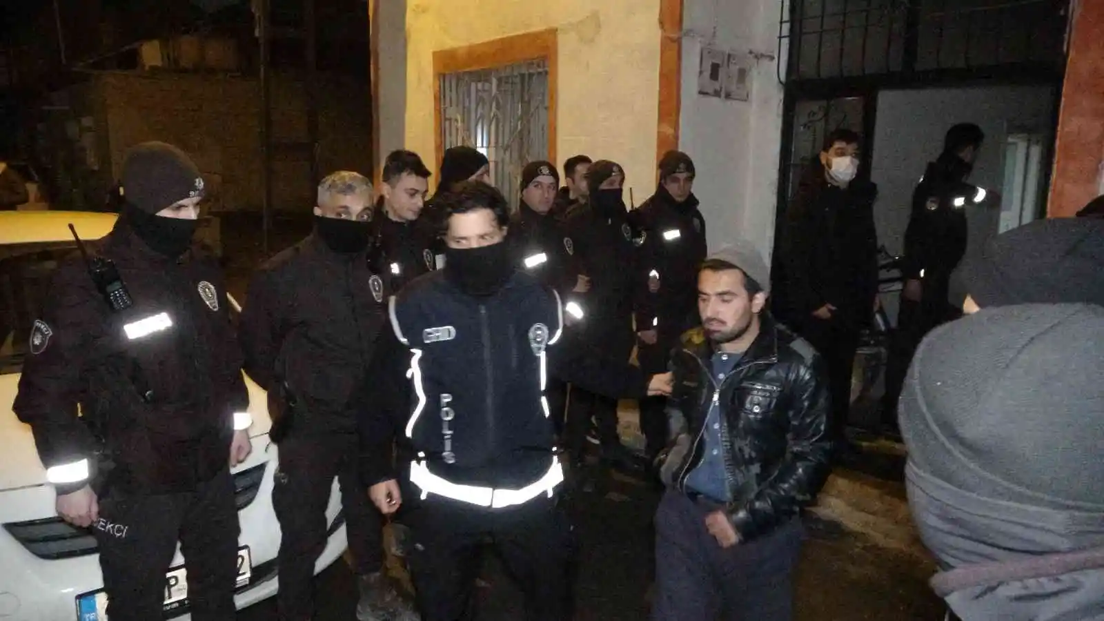 Malatya’da bir evde 35 düzensiz göçmen yakalandı