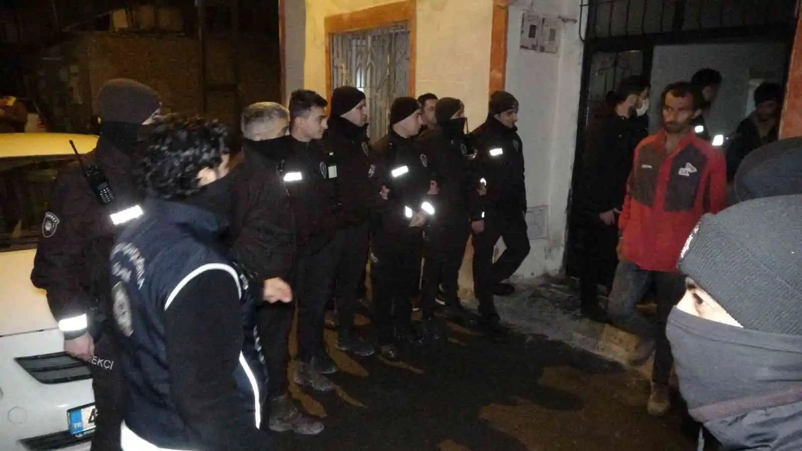Malatya’da bir evde 35 düzensiz göçmen yakalandı