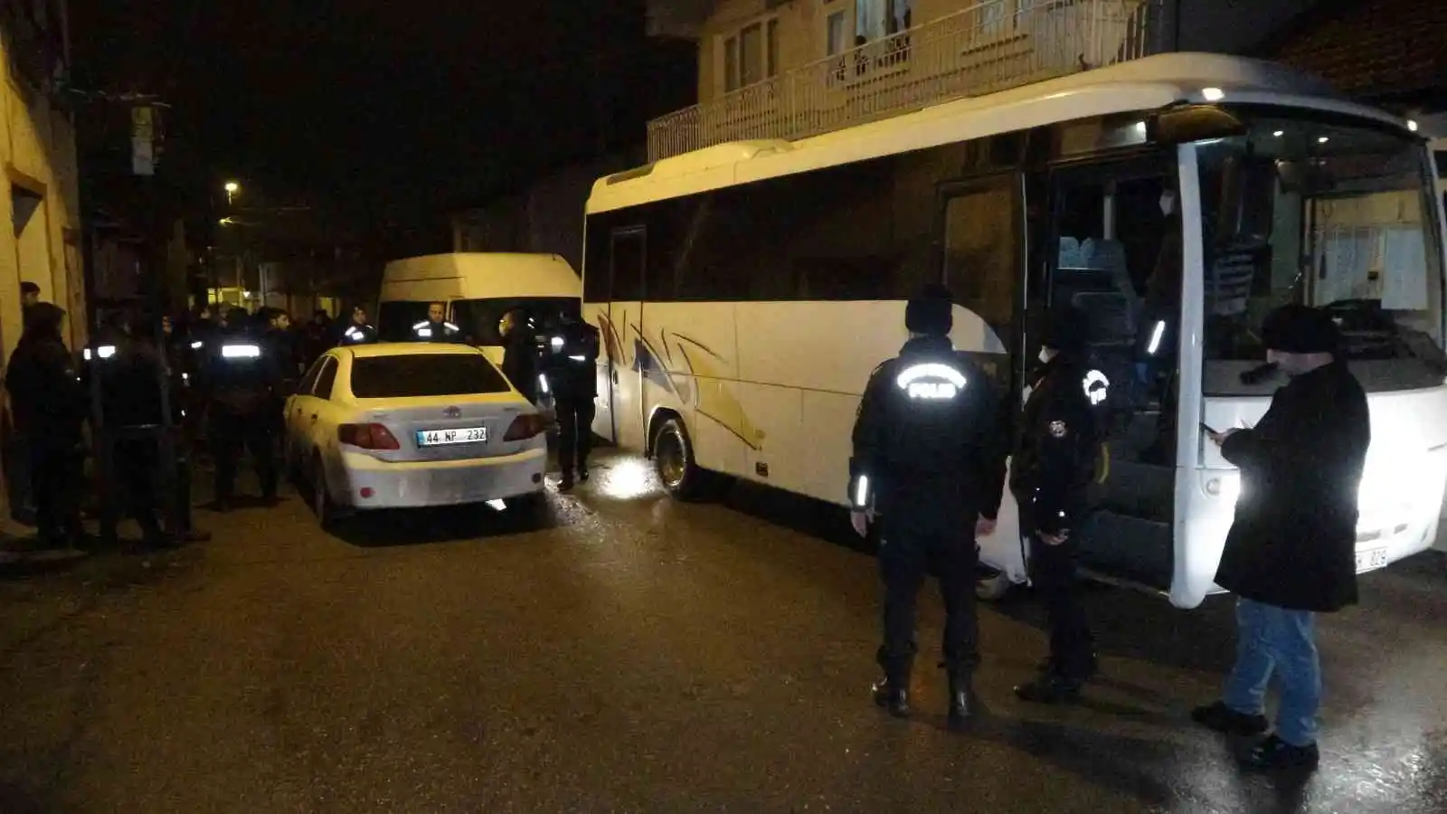 Malatya’da bir evde 35 düzensiz göçmen yakalandı