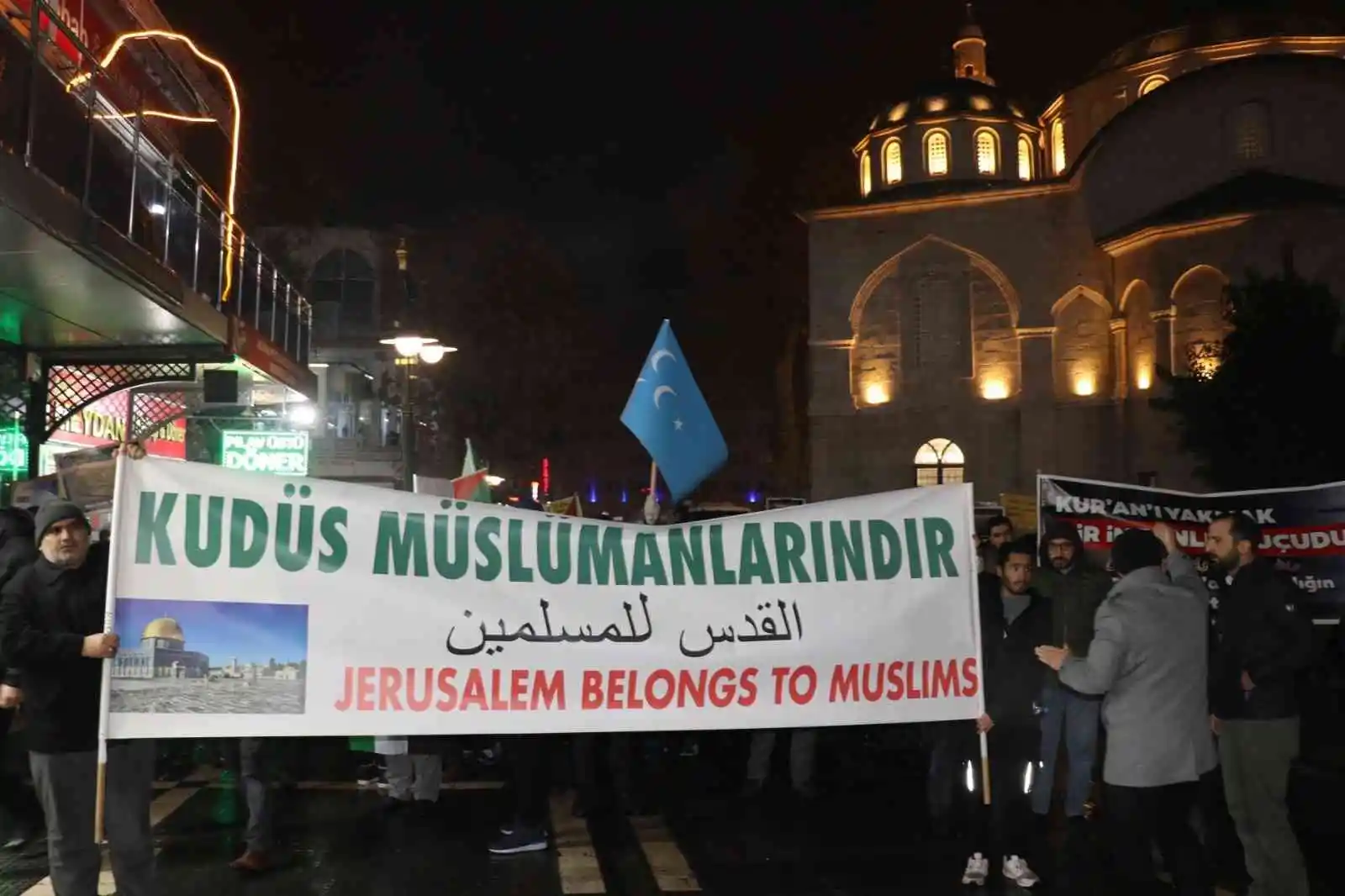 Malatyalılar Kur'an-ı Kerim yakılmasını protesto için yürüdü
