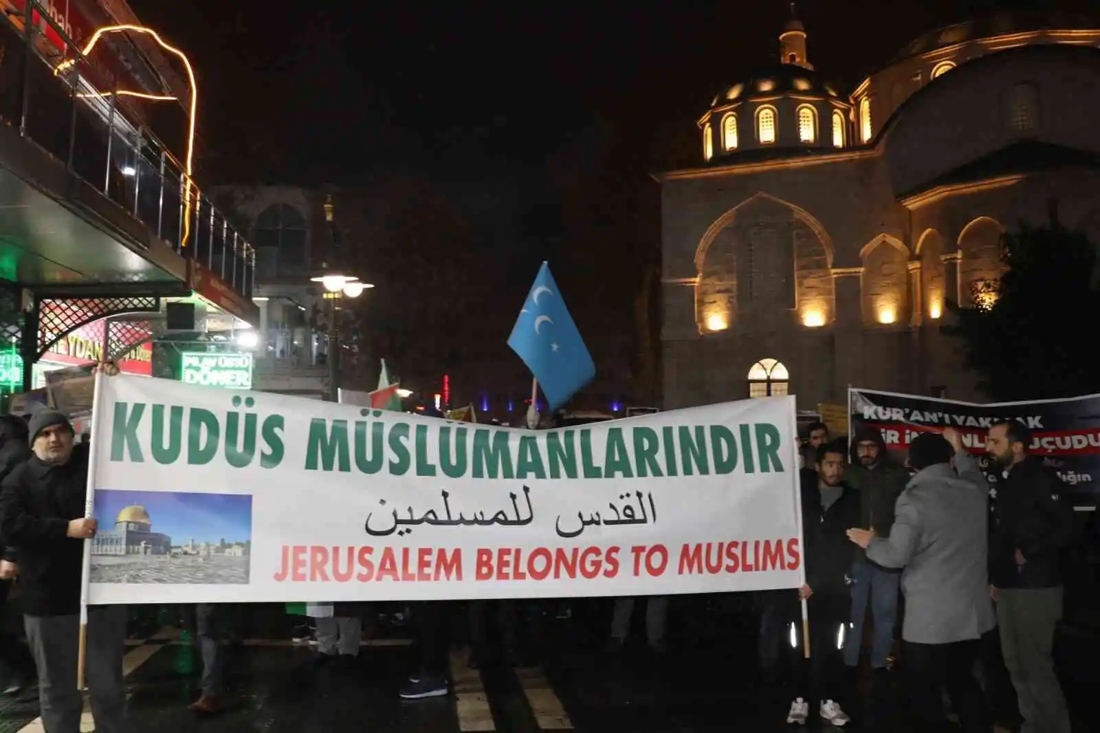 Malatyalılar Kur'an-ı Kerim yakılmasını protesto için yürüdü