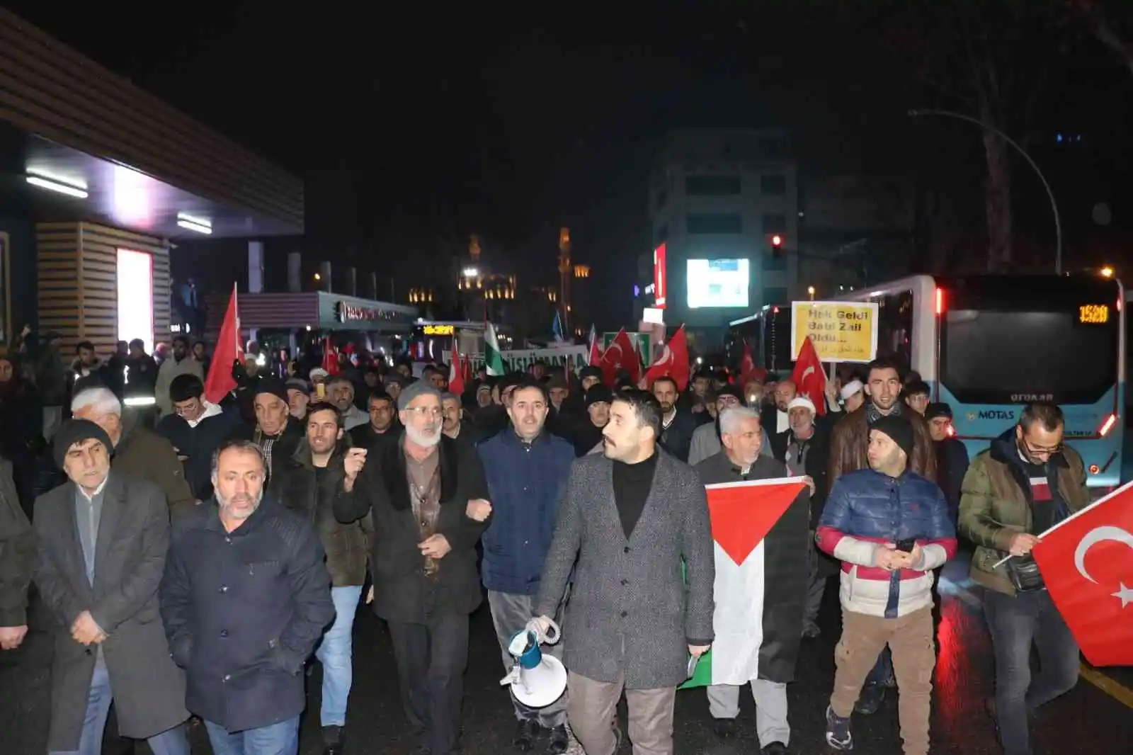 Malatyalılar Kur’an-ı Kerim yakılmasını protesto için yürüdü
