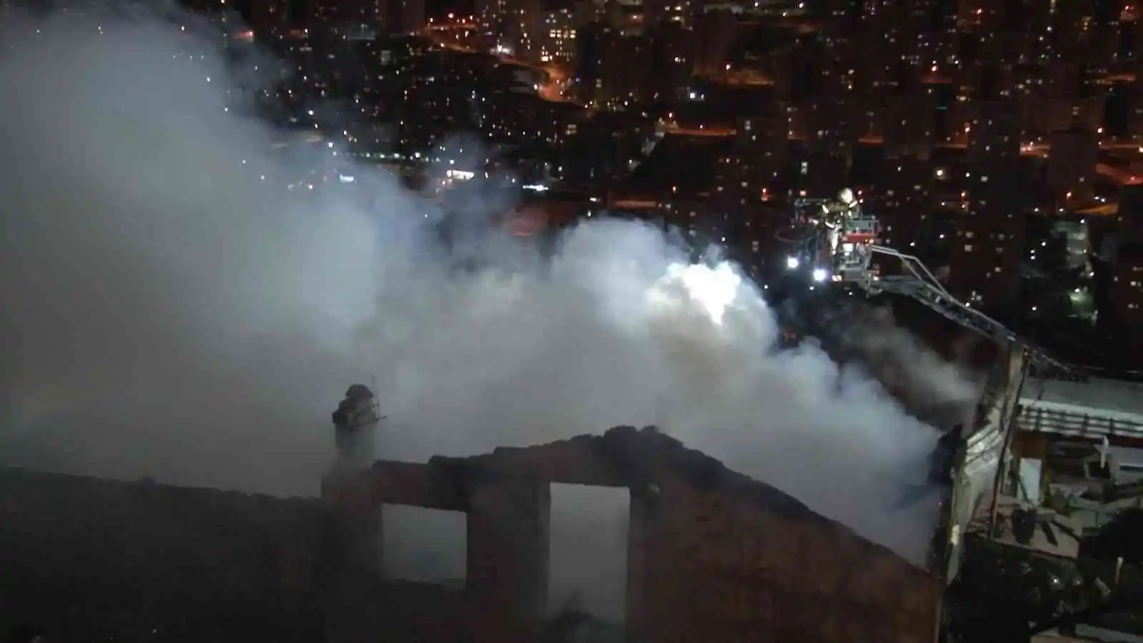 Maltepe’de gecekondu yangını: Alevler geceyi aydınlattı