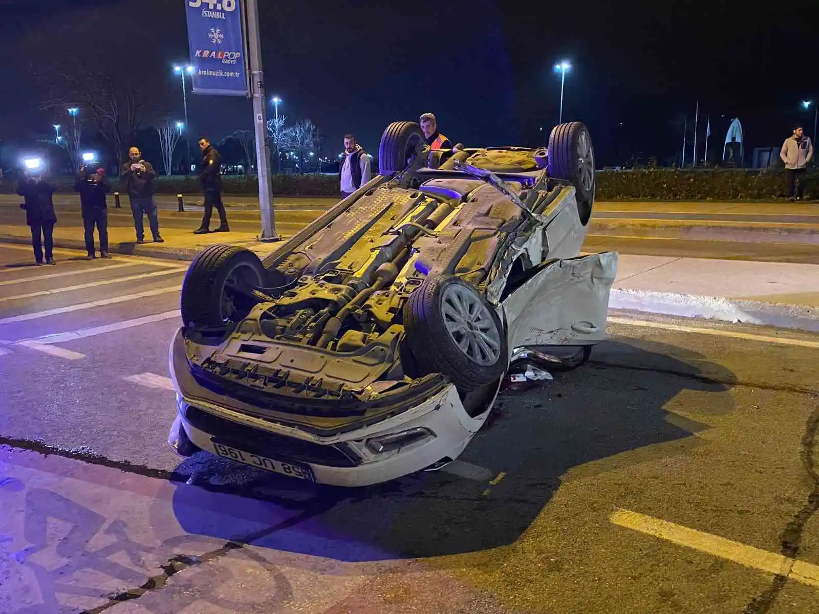 Maltepe’de kontrolden çıkıp elektrik direğine çarpan araçtaki infaz koruma memuru hayatını kaybetti