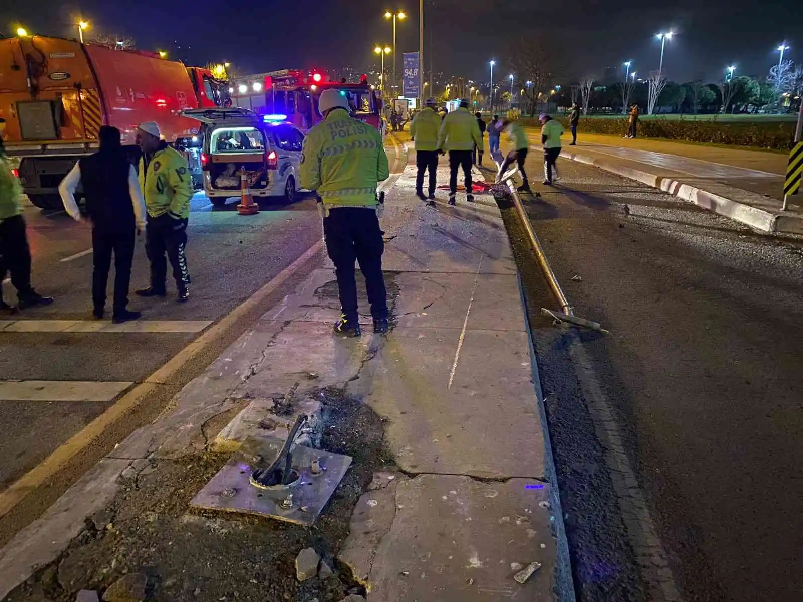Maltepe’de kontrolden çıkıp elektrik direğine çarpan araçtaki infaz koruma memuru hayatını kaybetti