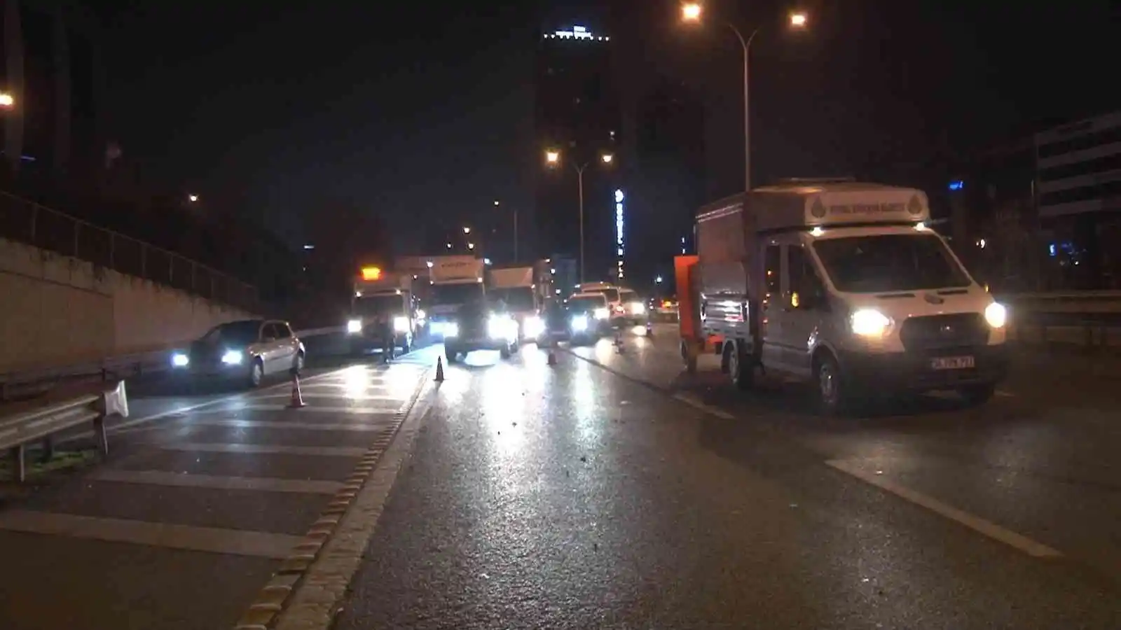Maltepe’de otomobil minibüse arkadan çarptı: 4 yaralı