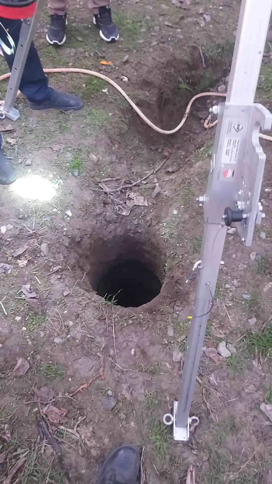 Manisa’da baba ve 2 yaşındaki oğlu 50 metrelik kuyuya düştü