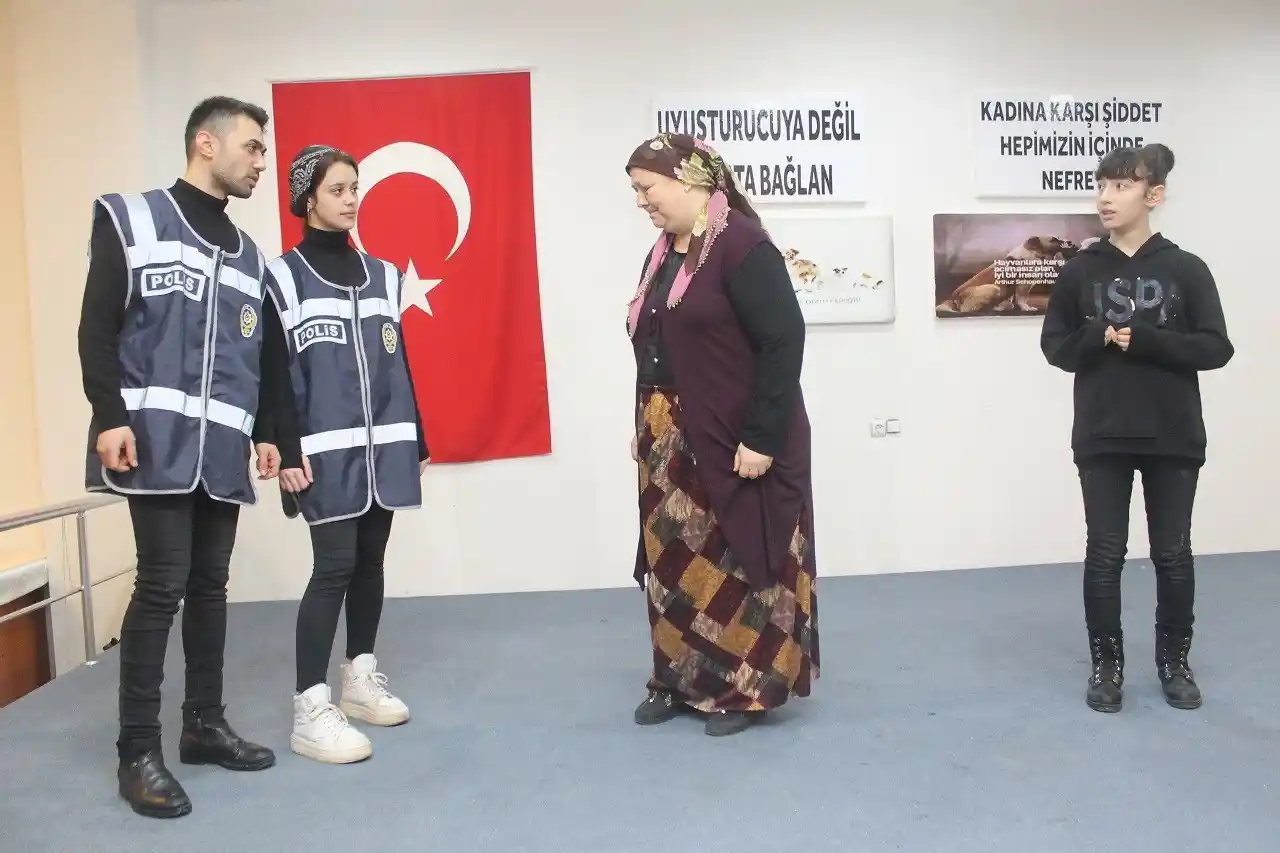 Manyas’ta madde bağımlılığı ve kadına şiddet konusu sahneye taşındı