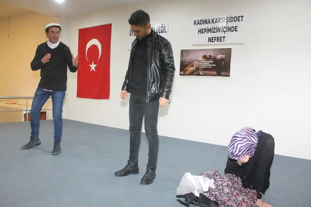 Manyas’ta madde bağımlılığı ve kadına şiddet konusu sahneye taşındı