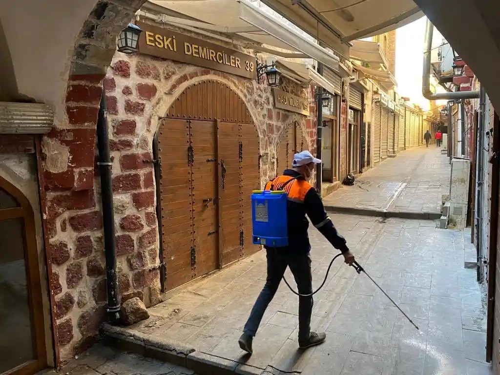 Mardin'de 193 bin çöp konteyneri, 80 bin rögar ve binlerce nokta ilaçlandı
